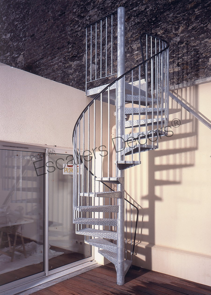 Photo SH5 - Gamme Initiale - SPIR'DÉCO® Classique. Escalier hélicoïdal semi-standard d'extérieur en acier galvanisé de style industriel pour accès terrasse